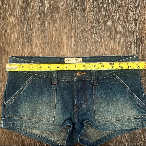 Abercrombie & Fitch Medium Wash Fade Denim Short Shorts Size 4 - Picture 3 of 7